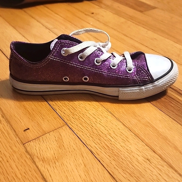 Kids Size 2 low Converse - Picture 2 of 5